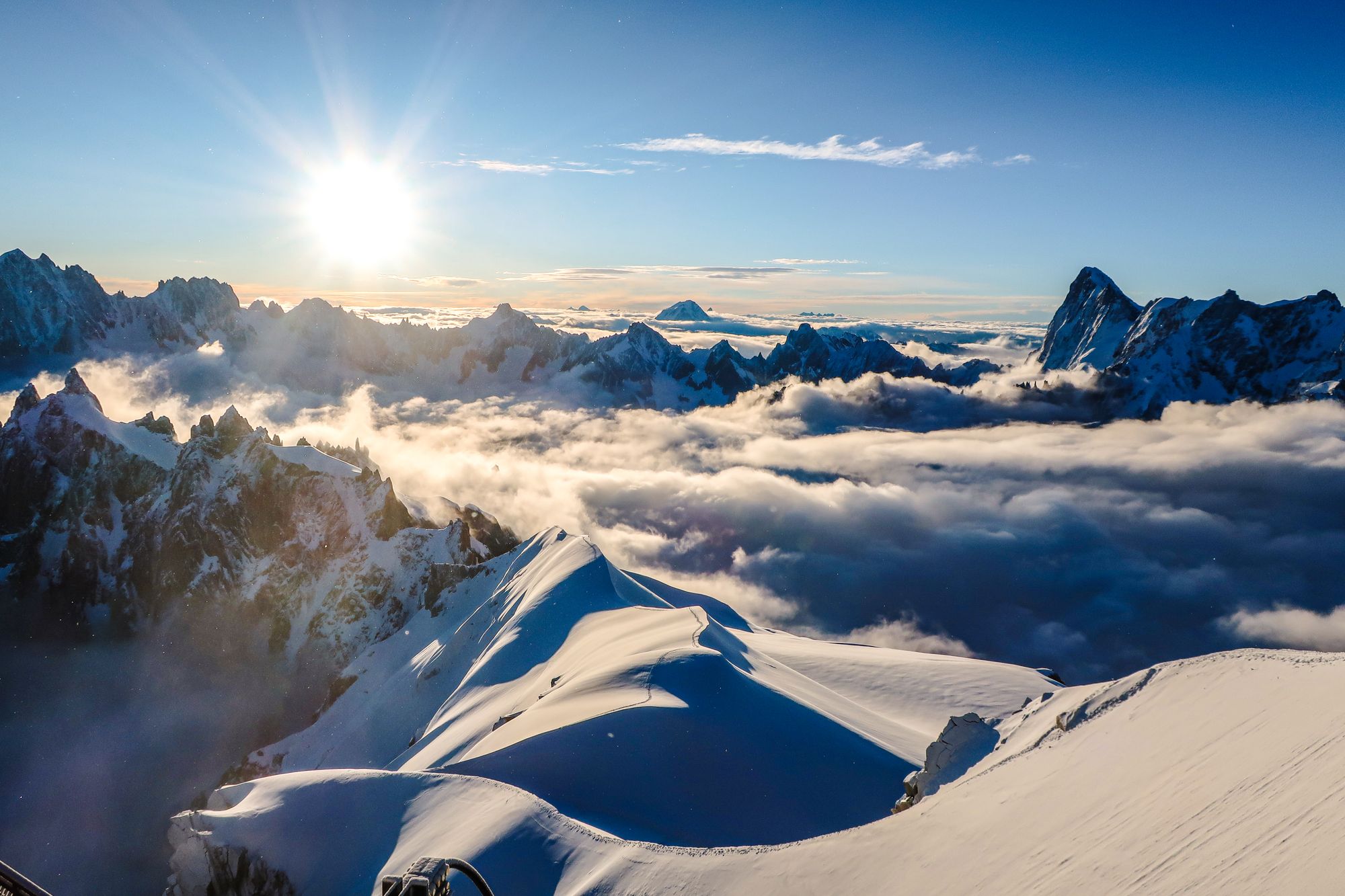 Grupo de senderismo en los Alpes